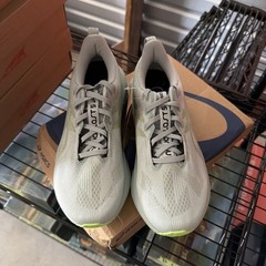 7.5 ASICS NOVABLAST 5 1011B974-406 Cold moss/Light Orange Brand New