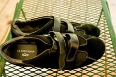 WOMENS’ CASUAL, WALKING SHOE.
