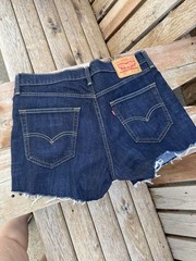 Levi’s 541 Women’s Dark Wash Denim Cut Off Shorts Mid Rise 5-Pocket W34